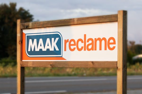 Houten reclamebord met het logo van Maak reclame