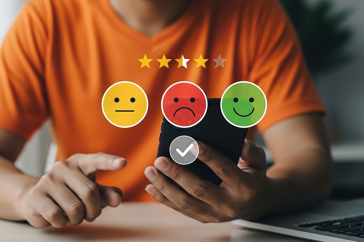 Bezoeker bekijkt een gebruiksvriendelijke mobiele website op smartphone