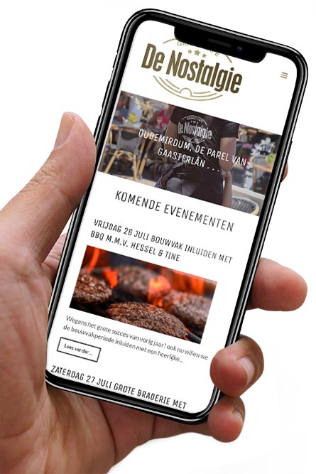 Smartphone met mobiele weergave van een WordPress-website voor De Nostalgie